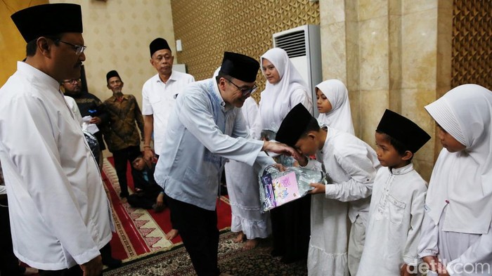 DPD REI DKI Jakarta bekerjasama dengan Kemensos dan Forum CSR Indonesia memberikan santunan kepada seribu anak yatim. Santunan diberikan di Masjid Al Hikmah, Kemensos, Jakarta.