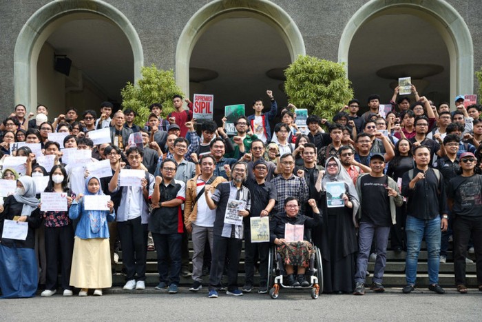 Ratusan mahasiswa dan dosen UGM melakukan aksi untuk menolak RUU TNI