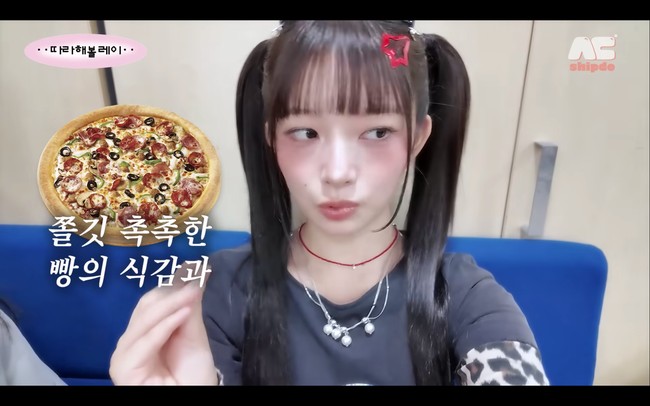 Saat mendekati bagian akhir promosi dari comeback, Rei IVE menyadari bahwa rasa kelelahan membuat nafus makannya semakin berkurang. Alhasil dia hanya makan sepotong pizza dan meminum jus stroberi. Foto: dok. YouTube @followrei_shipdo