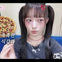 Saat mendekati bagian akhir promosi dari comeback, Rei IVE menyadari bahwa rasa kelelahan membuat nafus makannya semakin berkurang. Alhasil dia hanya makan sepotong pizza dan meminum jus stroberi. Foto: dok. YouTube @followrei_shipdo
