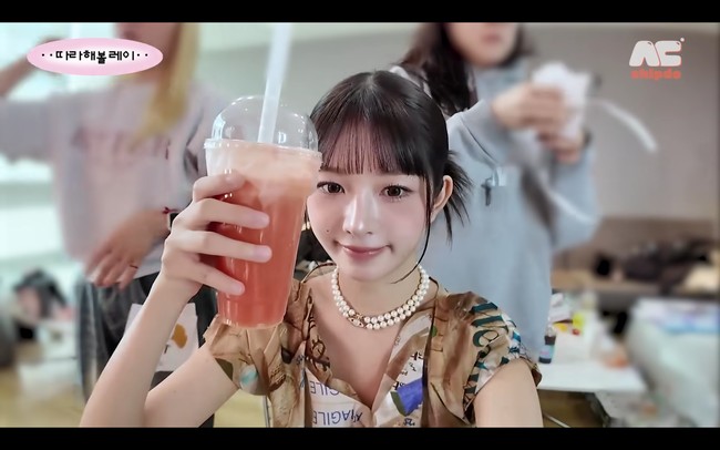 Jus tomat sering kali menjadi minuman yang dikonsumsi Rei IVE sebagai snack di tengah padatnya kesibukan comeback. Pelantun ‘ATTITUDE’ itu tidak menunjukkan sayur pada menu dietnya, namun rutin mengonsumsi buah-buahan termasuk stroberi dan jeruk pemberian ibu Liz IVE. Foto: dok. YouTube @followrei_shipdo