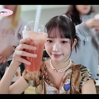 Jus tomat sering kali menjadi minuman yang dikonsumsi Rei IVE sebagai snack di tengah padatnya kesibukan comeback. Pelantun ‘ATTITUDE’ itu tidak menunjukkan sayur pada menu dietnya, namun rutin mengonsumsi buah-buahan termasuk stroberi dan jeruk pemberian ibu Liz IVE. Foto: dok. YouTube @followrei_shipdo