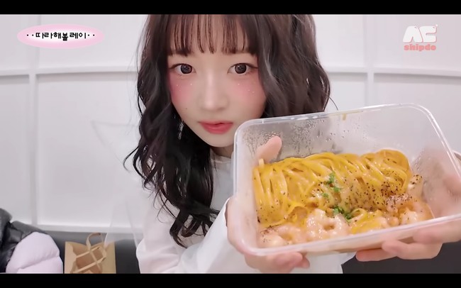 Selama comeback, Rei IVE biasanya hanya makan makanan berat sekali sehari. Yang pasti, dia tetap menghindari makanan pedas dan snack tengah malam untuk mencegah pipi chubby dan perut kembung. Foto: dok. YouTube @followrei_shipdo