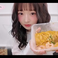 Selama comeback, Rei IVE biasanya hanya makan makanan berat sekali sehari. Yang pasti, dia tetap menghindari makanan pedas dan snack tengah malam untuk mencegah pipi chubby dan perut kembung. Foto: dok. YouTube @followrei_shipdo