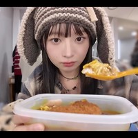 Di hari berikutnya, Rei IVE menampilkan curry omelette rice yang dimakan sore hari sebelum pertunjukan di acara musik. Pagi itu, Rei terbangun dengan perut kosong dan akhirnya makan apel dan minum jus tomat. Foto: dok. YouTube @followrei_shipdo