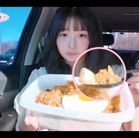 Rei IVE memulai paginya dengan hanya memakan setengah porsi apel dan dilanjut dengan menu makan siangnya. Dia menyantap nasi goreng dengan telur mata sapi setengah matang dan chicken wings di dalam mobil sambil menuju lokasi syuting. Foto: dok. YouTube @followrei_shipdo