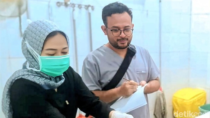 Ridwan Kemal (kanan).