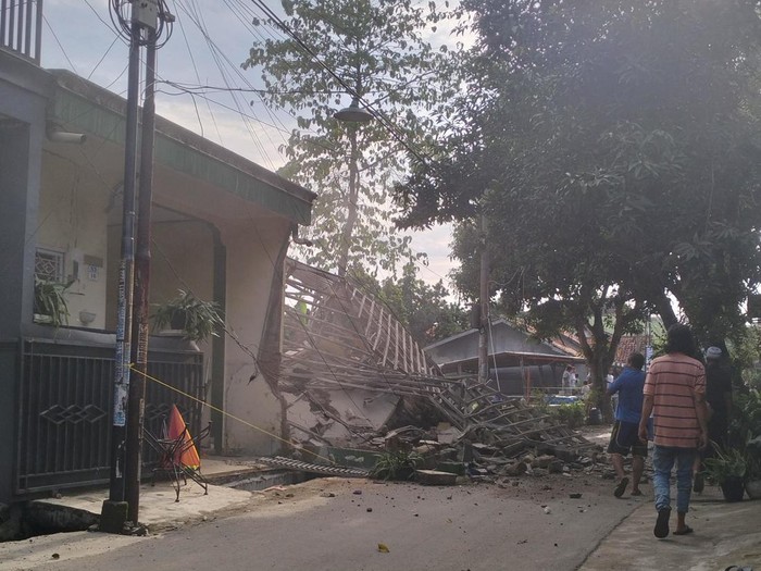 Rumah ambruk di Perumahan Dian Anyar, Purwakarta