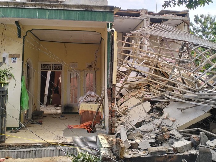 Rumah di Perumahan Dian Anyar, Purwakarta yang ambruk karena tanah bergerak