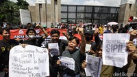 Para demonstran memegang poster penolakan atas revisi UU TNI di depan gedung DPR, Jl Gatot Subroto, Jakarta, Kamis (20/3/2025).  