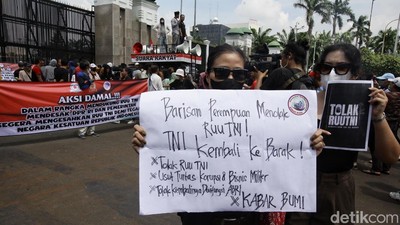 Saat Massa yang Menolak Beraksi di Depan Pendukung Revisi UU TNI