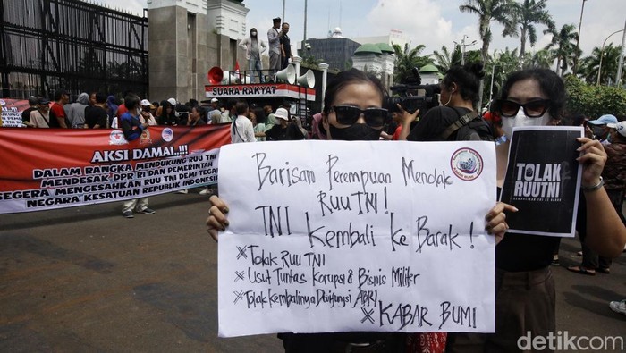 Saat DPR RI gelar rapat peripurna pengesahan RUU TNI, sejumlah massa gelar unjuk rasa d depan gedung DPR RI. Mereka menolak revisi UU TNI.