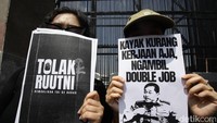 Massa pro dan kontra tersebut hanya terpisah beberapa langkah.  