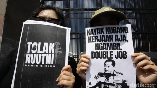 Saat DPR RI gelar rapat peripurna pengesahan RUU TNI, sejumlah massa gelar unjuk rasa d depan gedung DPR RI. Mereka menolak revisi UU TNI.