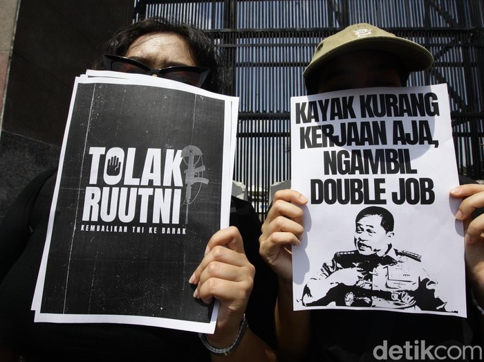 Saat DPR RI gelar rapat peripurna pengesahan RUU TNI, sejumlah massa gelar unjuk rasa d depan gedung DPR RI. Mereka menolak revisi UU TNI.