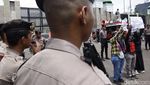 Saat Massa yang Menolak Beraksi di Depan Pendukung Revisi UU TNI