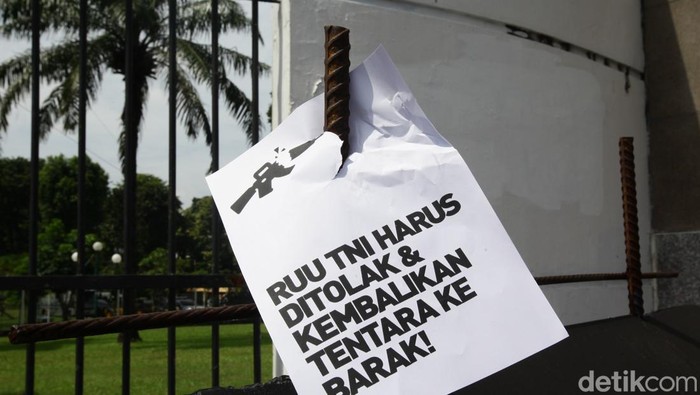 Saat DPR RI gelar rapat peripurna pengesahan RUU TNI, sejumlah massa gelar unjuk rasa d depan gedung DPR RI. Mereka menolak revisi UU TNI.