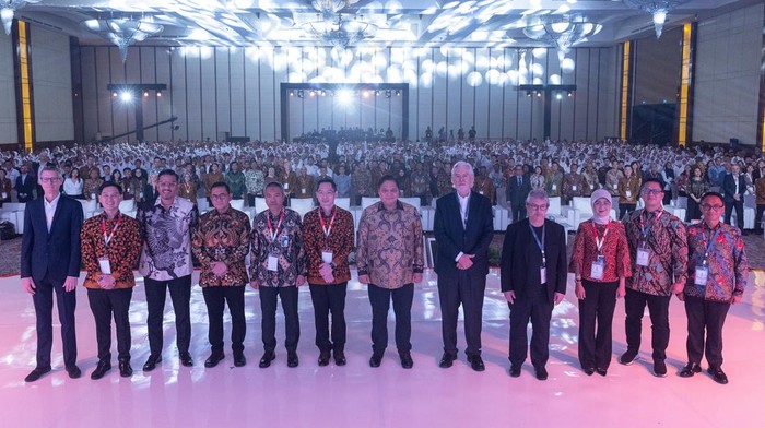 Sampoerna Gelar The Big Idea Forum, Dihadiri Ribuan UMKM-Para Menteri Sampoerna bersama CNN Indonesia menggelar The Big Idea Forum bertema “Pahlawan Ekonomi Bangsa: Kekuatan UMKM untuk Mendorong Pertumbuhan Ekonomi 8%”. Acara ini dihadiri 1.000 UMKM binaan Sampoerna, para menteri hingga para perusahaan BUMN.