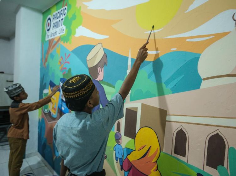 Anak-anak Panti Asuhan Uji Kreatifitas dengan Mural Bertema Ramadan