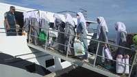 Ada juga yang naik kapal cepat Ekspress Bahari 8B.  