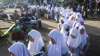 Santri yang belajar di pondok pesantren mulai pulang kampung ke Pulau Raas, Pulau Sapudi, dan Sumenep, Madura menjelang Idul Fitri 1446 Hijriah.  