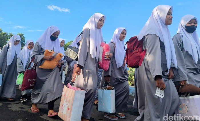 Santri Situbondo Mudik Bareng ke Madura Kepulauan