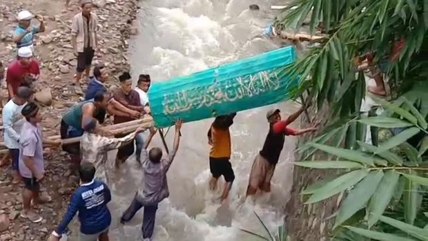seberangkan keranda pakai bambu ponorogo