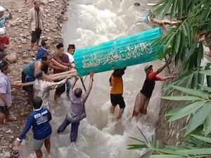 Jembatan Ambruk, Warga Ponorogo Sebrangkan Keranda pakai Bambu