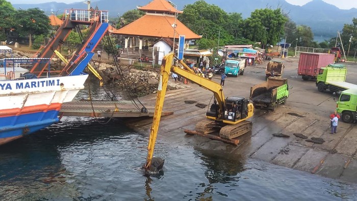 Sedimentasi pasir di Dermaga LCM Pelabuhan Gilimanuk, Jembrana, Bali, mulai dikeruk menjelang arus mudik Lebaran 2025. (Foto: Dok. ASDP Gilimanuk)