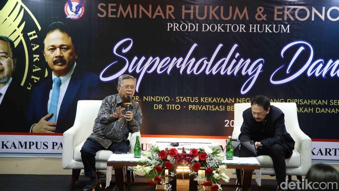 Guru Besar Fakultas Hukum UGM Nindyo Pramono dan Alumni Doktor UPH sekaligus mantan Dirut Bursa Efek Indonesia Tito Sulistio menyampaikan paparan saat diskusi dengan tema Superholding Danantara di Jakarta, Kamis (20/3/2025).