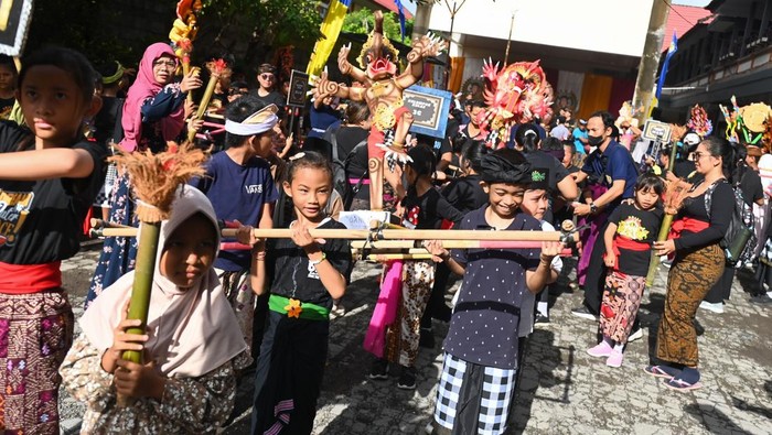 Sejumlah siswa sekolah luar biasa (SLB) mengikuti kegiatan parade toleransi beragama di SLB Negeri 2 Denpasar, Bali, Kamis (20/3/2025). Kegiatan tersebut diselenggarakan untuk meningkatkan rasa persatuan dan toleransi sekaligus mengapresiasi kreativitas seni budaya anak-anak penyandang disabilitas menyambut Idul Fitri serta Nyepi 2025. ANTARA FOTO/Fikri Yusuf/nym.