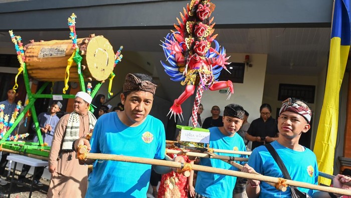 Serunya Toleransi Beragama Jelang Nyepi dan Idul Fitri 2025 di Bali Sejumlah siswa sekolah luar biasa (SLB) mengikuti kegiatan parade toleransi beragama di SLB Negeri 2 Denpasar, Bali, Kamis (20/3/2025). Kegiatan tersebut diselenggarakan untuk meningkatkan rasa persatuan dan toleransi sekaligus mengapresiasi kreativitas seni budaya anak-anak penyandang disabilitas menyambut Idul Fitri serta Nyepi 2025. ANTARA FOTO/Fikri Yusuf/nym.