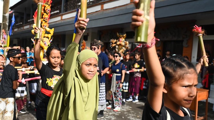 Serunya Toleransi Beragama Jelang Nyepi dan Idul Fitri 2025 di Bali Sejumlah siswa sekolah luar biasa (SLB) mengikuti kegiatan parade toleransi beragama di SLB Negeri 2 Denpasar, Bali, Kamis (20/3/2025). Kegiatan tersebut diselenggarakan untuk meningkatkan rasa persatuan dan toleransi sekaligus mengapresiasi kreativitas seni budaya anak-anak penyandang disabilitas menyambut Idul Fitri serta Nyepi 2025. ANTARA FOTO/Fikri Yusuf/nym.