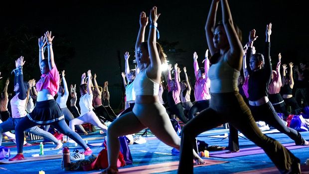 Serunya Yoga Bareng di Pantai, Sembari Sound Healing dan Belajar Journaling