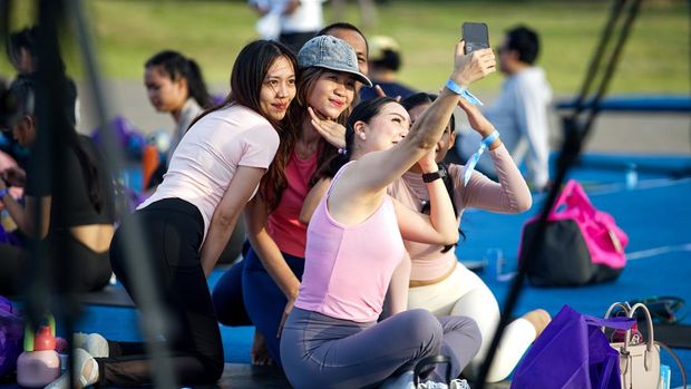 Serunya Yoga Bareng di Pantai, Sembari Sound Healing dan Belajar Journaling