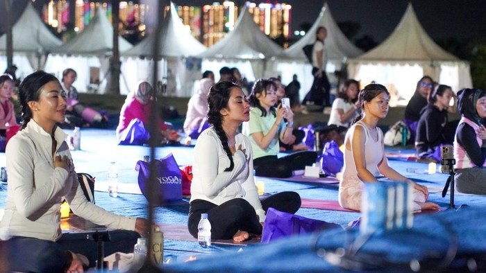 Serunya Yoga Bareng di Pantai, Sembari Sound Healing dan Belajar Journaling
