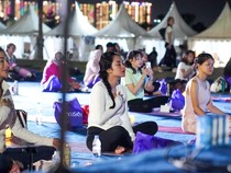 Serunya Yoga Bareng di Pantai, Sembari Sound Healing dan Belajar Journaling