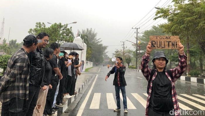 Solidaritas Aksi Kamisan Kalteng gelar aksi tolak UU TNI di depan DPRD Palangkaraya.