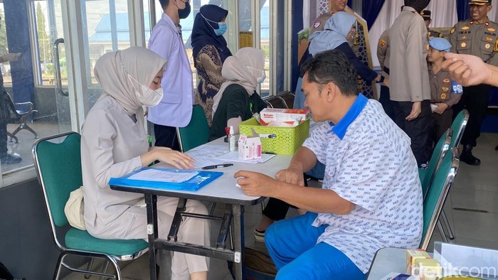 Sopir bus saat diperiksa kesehatan di Terminal Tipe A, Kota Sukabumi