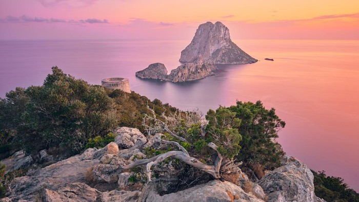 Spot menyaksikan matahari terbenam di Ibiza.