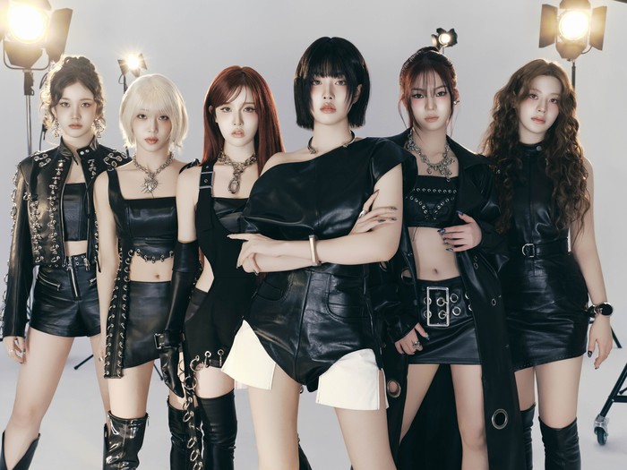 STAYC comeback dengan album single S berisi tiga lagu termasuk title track BEBE. Menandakan perubahan konsep STAYC dari yang bubbly ceria jadi lebih mature dan edgy.