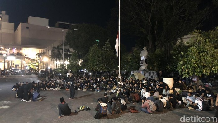 Suasana aksi demo tolak UU TNI di gedung DPRD DIY, Kamis (20/3/2025) malam.