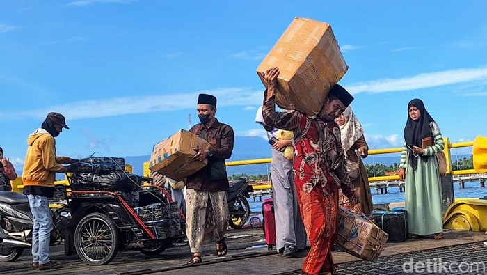 Suasana arus mudik di Pelabuhan Jangkar Situbondo Suasana arus mudik di Pelabuhan Jangkar Situbondo