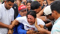 Seorang ayah terlihat histeris melihat kepergian kedua putrinya Angie (11) dan Andrea (18) yang tewas dalam kecelakaan pesawat di lepas pantai Karibia Honduras di sebuah pemakaman di La Ceiba, Honduras, Rabu (19/3/2025).