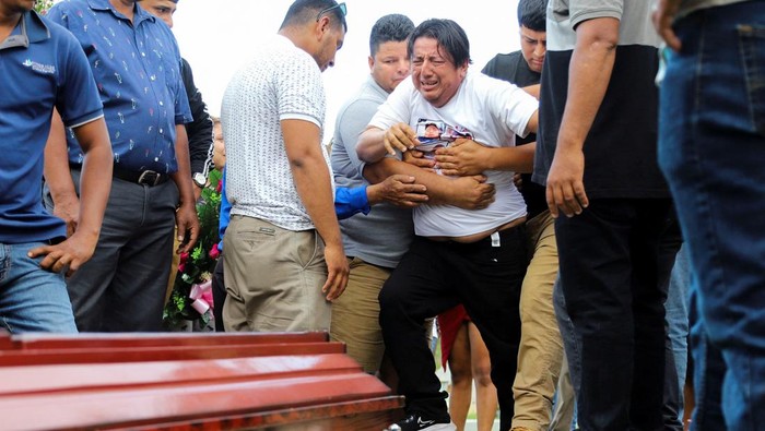 People attend the funeral of sisters Angie, 11, and Andrea Flores, 18, who perished in a plane crash off the Caribbean coast of Honduras, in La Ceiba, Honduras, March 19, 2025. REUTERS/Esau Ocampo