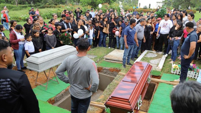Suasana Duka Keluarga Korban Kecelakaan Pesawat di Honduras People attend the funeral of sisters Angie, 11, and Andrea Flores, 18, who perished in a plane crash off the Caribbean coast of Honduras, in La Ceiba, Honduras, March 19, 2025. REUTERS/Esau Ocampo