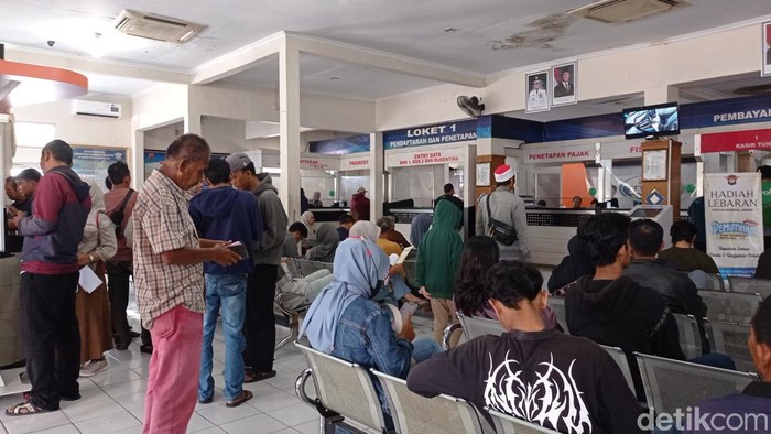 Suasana kantor Samsat Kota Tasikmalaya ramai oleh wajib pajak kendaraan.