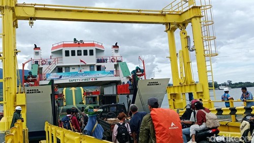 Suasana para pemudik yang hendak menyeberang dari Pelabuhan Kayangan menuju Pulau Sumbawa, Rabu (19/3/2025). (Sanusi Ardi W/detikBali)