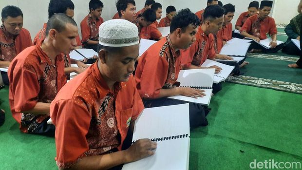 Tunanetra mengaji bersama di Panti Pelayanan Sosial Disabilitas Sensorik Netra Pendowo Kudus, Kamis (20/3/2024).