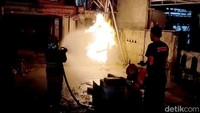 Sumur bor depan Masjid Baiturrahman, Dusun Sidomulyo, Desa Klepek, Kecamatan Sukosewu, Bojonegoro menyemburkan api hingga 6 meter. Kejadian tersebut terjadi sekitar pukul 20.00 WIB pada Rabu (19/30)..